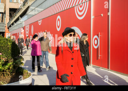 La gente a piedi passato l'obiettivo " Paese delle Meraviglie " pop-up store prima della sua apertura nel trendy Meatpacking District di New York sabato 5 dicembre 2015. Target ha recentemente annunciato piani per aprire un secondo archivio permanente in Manhattan nel quartiere Tribeca. (© Richard B. Levine) Foto Stock