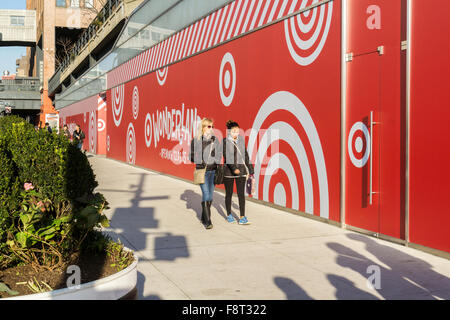 La gente a piedi passato l'obiettivo " Paese delle Meraviglie " pop-up store prima della sua apertura nel trendy Meatpacking District di New York sabato 5 dicembre 2015. Target ha recentemente annunciato piani per aprire un secondo archivio permanente in Manhattan nel quartiere Tribeca. (© Richard B. Levine) Foto Stock