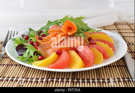 Antipasto di salmone con arancia e di pompelmo e una miscela di lattuga Foto Stock