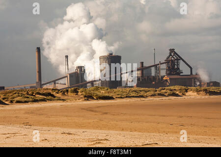 Ex acciaierie SSI come visto dalla spiaggia di Redcar lungomare.La società è stata posta in liquidazione nel mese di ottobre 2015 Foto Stock