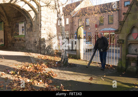 Soffiatori di fogliame soffianti autumn fall uomo utilizzando foglie caduto foglie lasciare riordino chiaro clearing fino Foto Stock