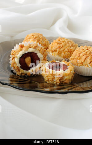 Polpette con formaggio e uova ripiene con le ciliegie di arachidi Foto Stock