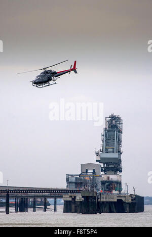 Un elicottero sorvola Tilbury B Power Station sulle rive del fiume Tamigi. Foto Stock