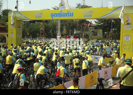 Bangkok, Tailandia. 11 dicembre, 2015. Le persone prendono parte al 'Bike per il papà' dell'evento. Thai Principe Ereditario Maha Vajiralongkorn ha portato migliaia di ciclisti su un 29-km corso a Bangkok per celebrare il Re Bhumibol Adulyadej's 88th compleanno. Credito: John Vincent/Alamy Live News Foto Stock