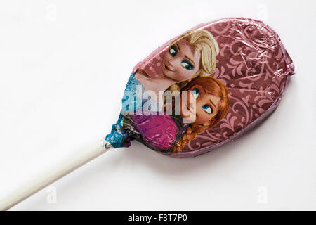 M&S cioccolato per lecca-lecca lecca-lecca stagnola avvolto con Elsa e Anna i caratteri da Disney congelati impostato su sfondo bianco Foto Stock