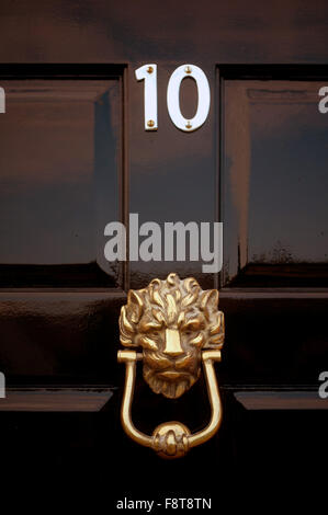 Un ritratto di close-up di i una copia della porta al numero 10 di Downing Street Foto Stock