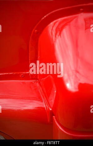 Rosso brillante verniciatura di un London double decker bus Foto Stock