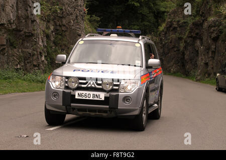 Cooperazione di polizia e medical 4x4's con luci blu nel Somerset, vicino a Cheddar. Foto Stock