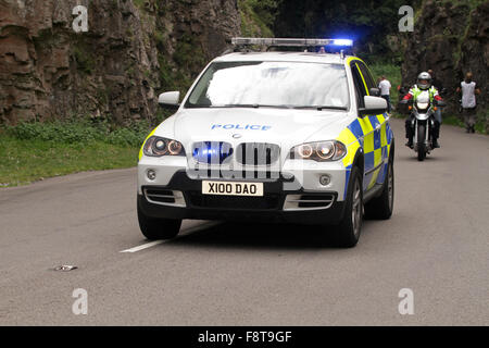 Cooperazione di polizia e medical 4x4's con luci blu nel Somerset, vicino a Cheddar. Foto Stock