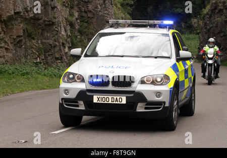 Cooperazione di polizia e medical 4x4's con luci blu nel Somerset, vicino a Cheddar. Foto Stock