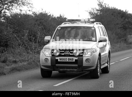 Cooperazione di polizia e medical 4x4's con luci blu nel Somerset, vicino a Cheddar. Foto Stock