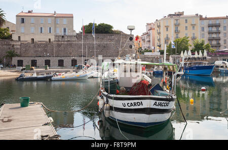 Ajaccio, Francia - 29 Giugno 2015: il vecchio legno barche da pesca ormeggiate nel porto di Ajaccio, Corsica, Francia Foto Stock