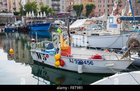 Ajaccio, Francia - 29 Giugno 2015: Legno barche da pesca ormeggiate nel porto di Ajaccio, Corsica, Francia Foto Stock