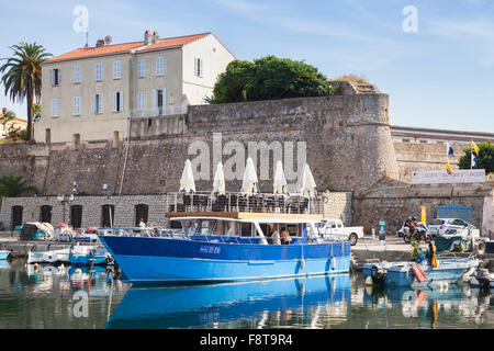 Ajaccio, Francia - 29 Giugno 2015: barche di legno ormeggiate nel porto di Ajaccio, Corsica, Francia Foto Stock