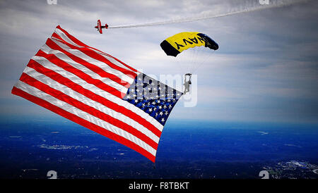 La Marina Parachute Team presenta la Star-Spangled Banner durante una dimostrazione presso il grande Georgia Air Show. Foto Stock