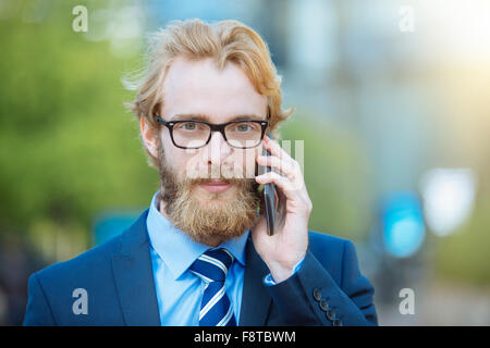 Imprenditore utilizzando un telefono cellulare Foto Stock