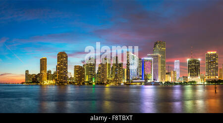 Stati Uniti d'America, Florida, lo skyline di Miami al crepuscolo Foto Stock