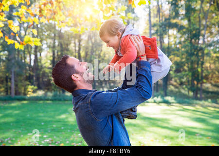 Papà giocare con sua figlia Foto Stock