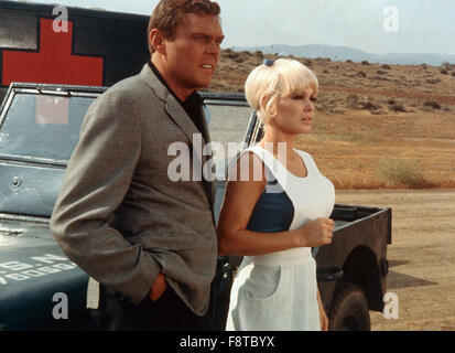 La marina militare contro la notte i mostri, aka: Verhängnisvolle Fracht, USA 1966, Regie: Michael A. Hooey, Darsteller: Edward Faulkner, Mamie van Doren Foto Stock