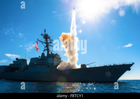 Il guidato-missile destroyer USS Chung-Hoon (DDG 93) incendi un SM-2 missile durante un'esercitazione a fuoco. Foto Stock