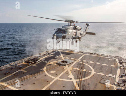 MH-60R Sea Hawk elicottero atterra sul ponte di volo di visite-missile destroyer USS Bulkeley Foto Stock