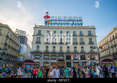 Tio Pepe insegna al neon sulla sua nuova posizione. Puerta del Sol di Madrid, Spagna. Foto Stock