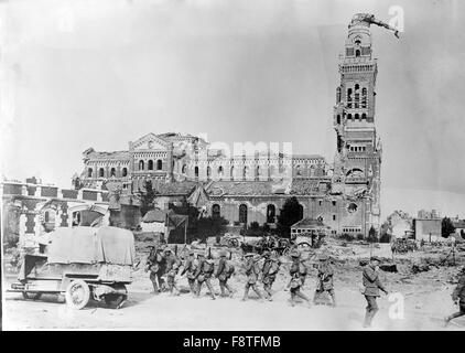 Albert chiesa con caduti danneggiata la statua di Maria, durante la Prima Guerra Mondiale, nel nord della Francia, Basilica di Notre Dame de Brebières Foto Stock