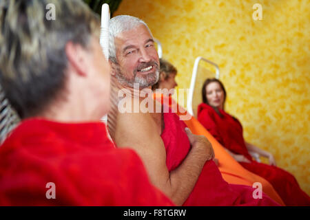 Due senior persone che parlano tra di loro in una Spa Foto Stock