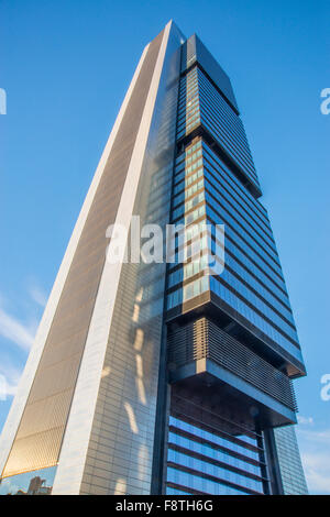 Repsol tower, vista dal basso. CTBA, Madrid, Spagna. Foto Stock