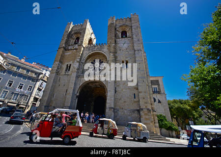 Tuk tuks di fronte la Cattedrale di Lisbona Foto Stock