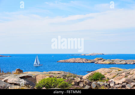 Barche a vela tra SKERRIES OFF lysekil, Svezia. Foto Stock