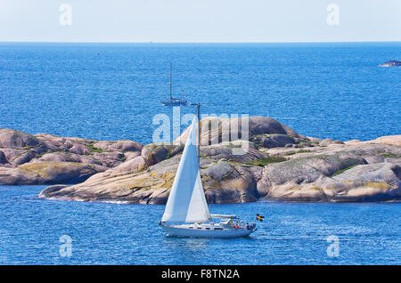 Imbarcazione a vela tra SKERRIES OFF lysekil, Svezia. Foto Stock