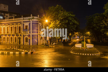 Vista notturna di Praça da Igreja ( piazza della chiesa ) nella capitale Panaji, Goa. Foto Stock