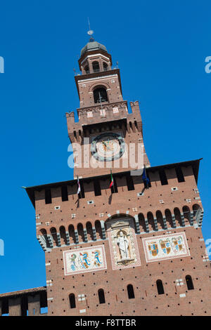 Milano, Provincia di Milano, lombardia, italia. Ingresso al Castello Sforzesco in Piazza Castello. Castello Sforzesco. Foto Stock