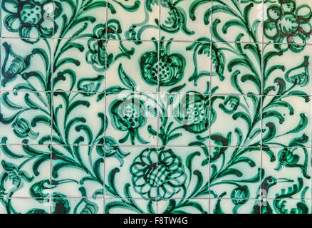 Verde e bianco delle piastrelle di ceramica con melograno frutti e foglie. La melagrana è il simbolo di Granada in Spagna Foto Stock