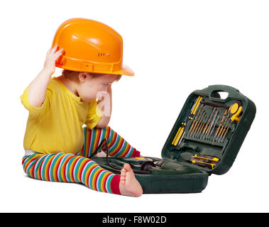 Bambino in hardhat con la cassetta degli attrezzi. Isolato su sfondo bianco con ombra Foto Stock