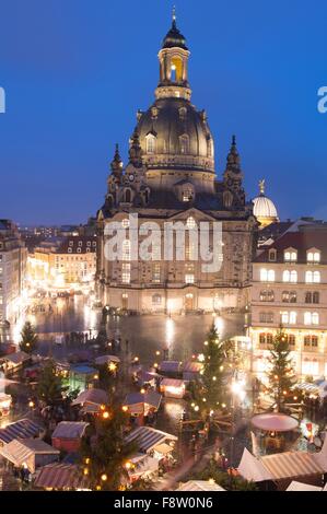 Dresden, Germania. Undicesimo Dec, 2015. Vista del Mercatino di Natale di fronte alla chiesa di Nostra Signora sulla piazza Neumarkt a Dresda, Germania, 11 dicembre 2015. Foto: Sebastian Kahnert/dpa/Alamy Live News Foto Stock