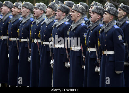 Kiev, Ucraina. 4° dic, 2015. I soldati della guardia d'onore durante una cerimonia di benvenuto a Kiev. © Anatolii Stepanov/ZUMA filo/Alamy Live News Foto Stock