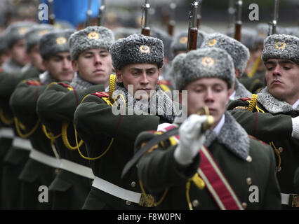 Kiev, Ucraina. 4° dic, 2015. I soldati della guardia d'onore durante una cerimonia di benvenuto a Kiev. © Anatolii Stepanov/ZUMA filo/Alamy Live News Foto Stock