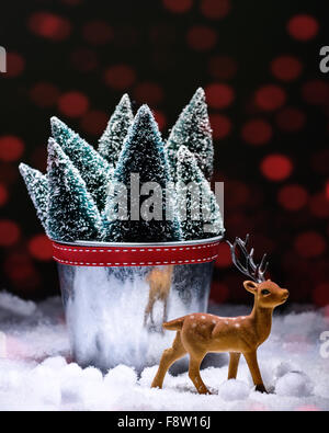 Renne figura ornamentali con alberi di Natale e neve Foto Stock