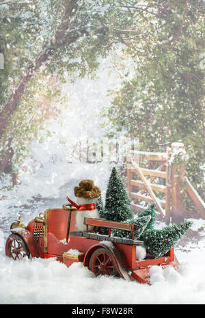 Vintage red Carrello il trasporto di alberi di Natale nel paese nevoso lane Foto Stock