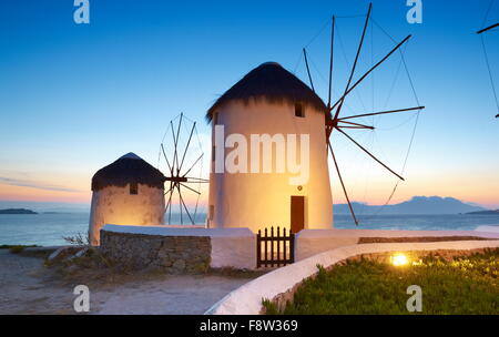 Serata di Mykonos paesaggio con mulini a vento, Mykonos Isola, Cicladi, Grecia Foto Stock