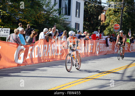 I ciclisti su moto racing nell'Ironman Triathlon Foto Stock