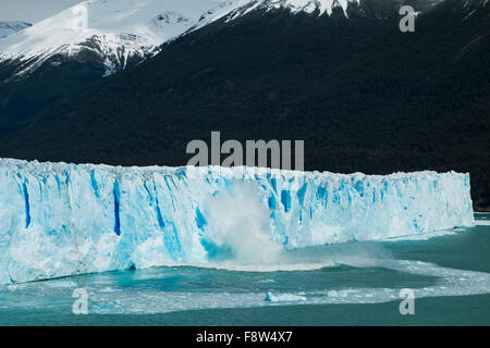 Vista del ghiaccio cadano dal lato del Ghiacciaio Perito Moreno in Argentina Foto Stock