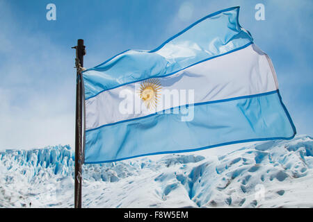 Bandiera argentina battenti di fronte al ghiacciaio Perito Moreno in Argentina Foto Stock