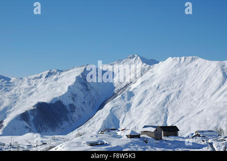 Montagne e case sotto la neve in inverno Foto Stock