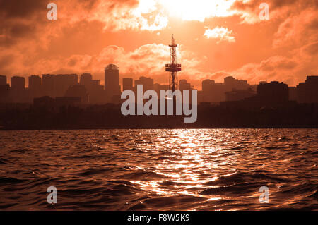 Sagome di città durante il tramonto - Baku in Azerbaijan Foto Stock