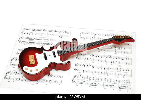 La chitarra rock al di sopra del foglio di musica stampata Foto Stock