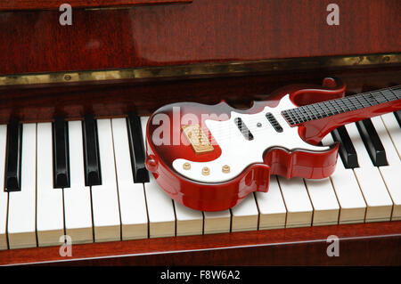 Chitarra sui tasti di pianoforte Foto Stock