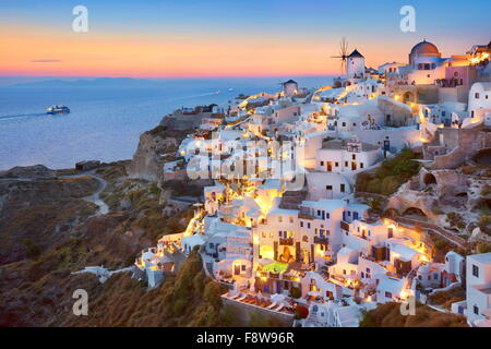 Santorini - bianco case e mulini a vento al tramonto, Oia - Santorini Island, Grecia Foto Stock